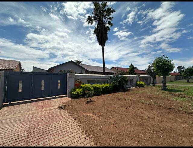3 BEDROOM HOUSE FOR SALE IN LEONDALE